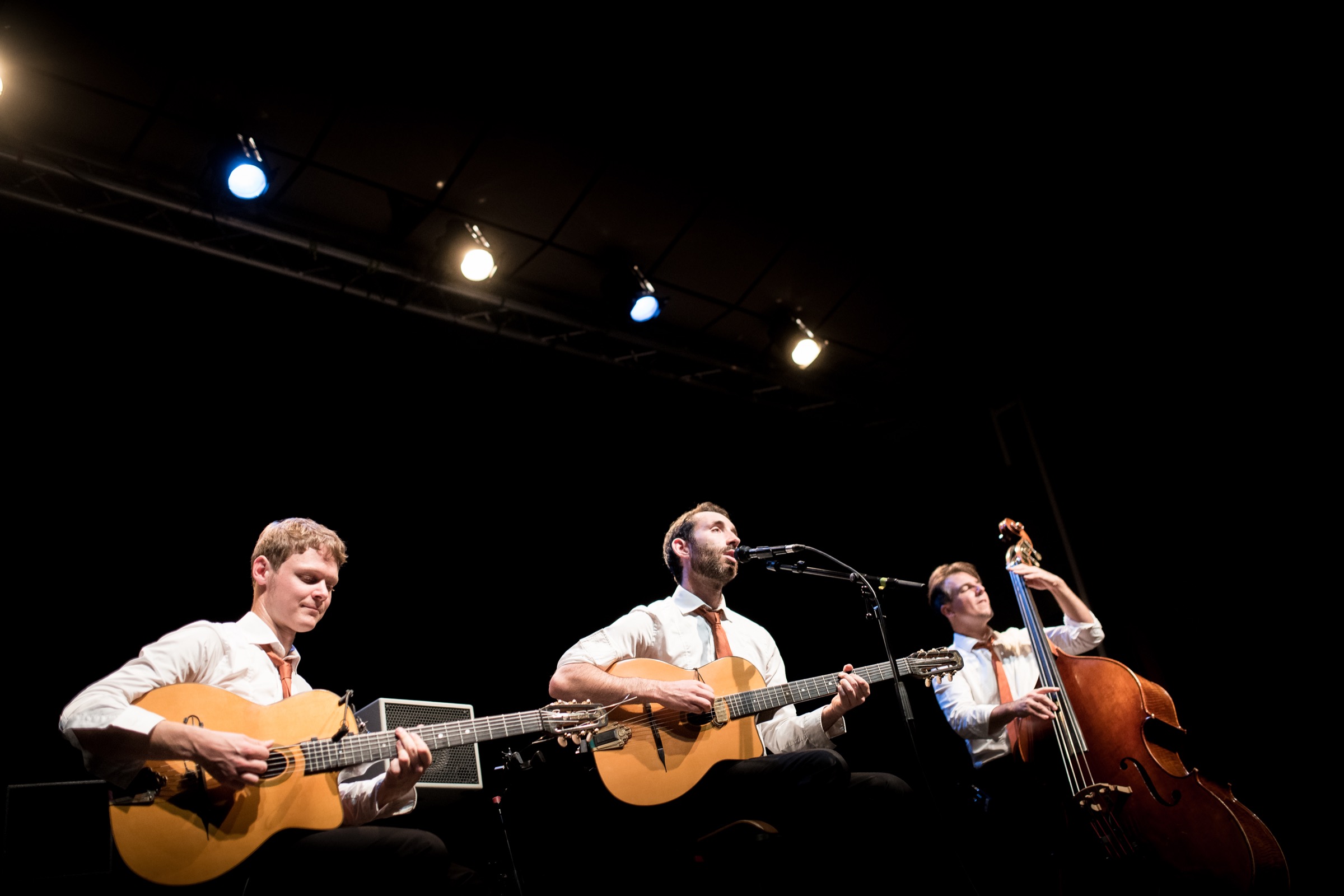 My Favourite Swing en concert : deux guitares et une contrebasse sous les projecteurs